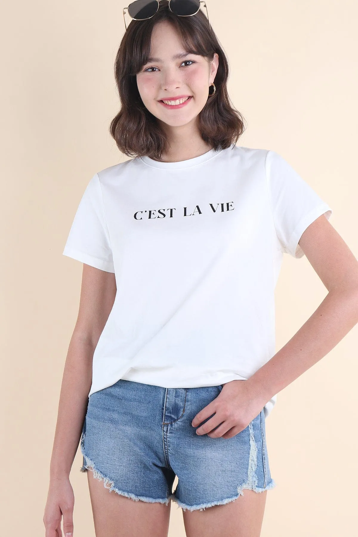 CEST LA VIE QUOTES TEE IN WHITE