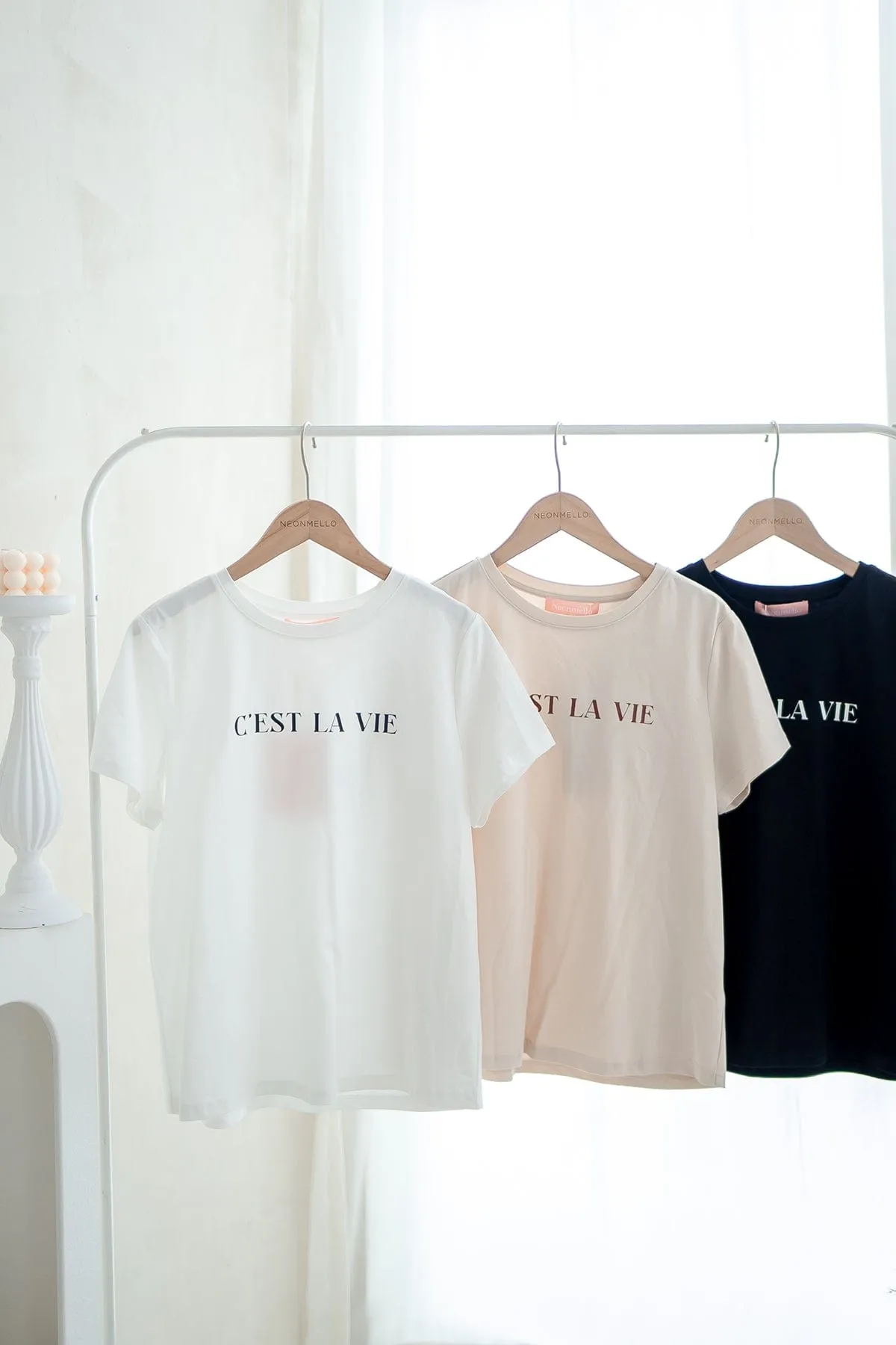 CEST LA VIE QUOTES TEE IN WHITE