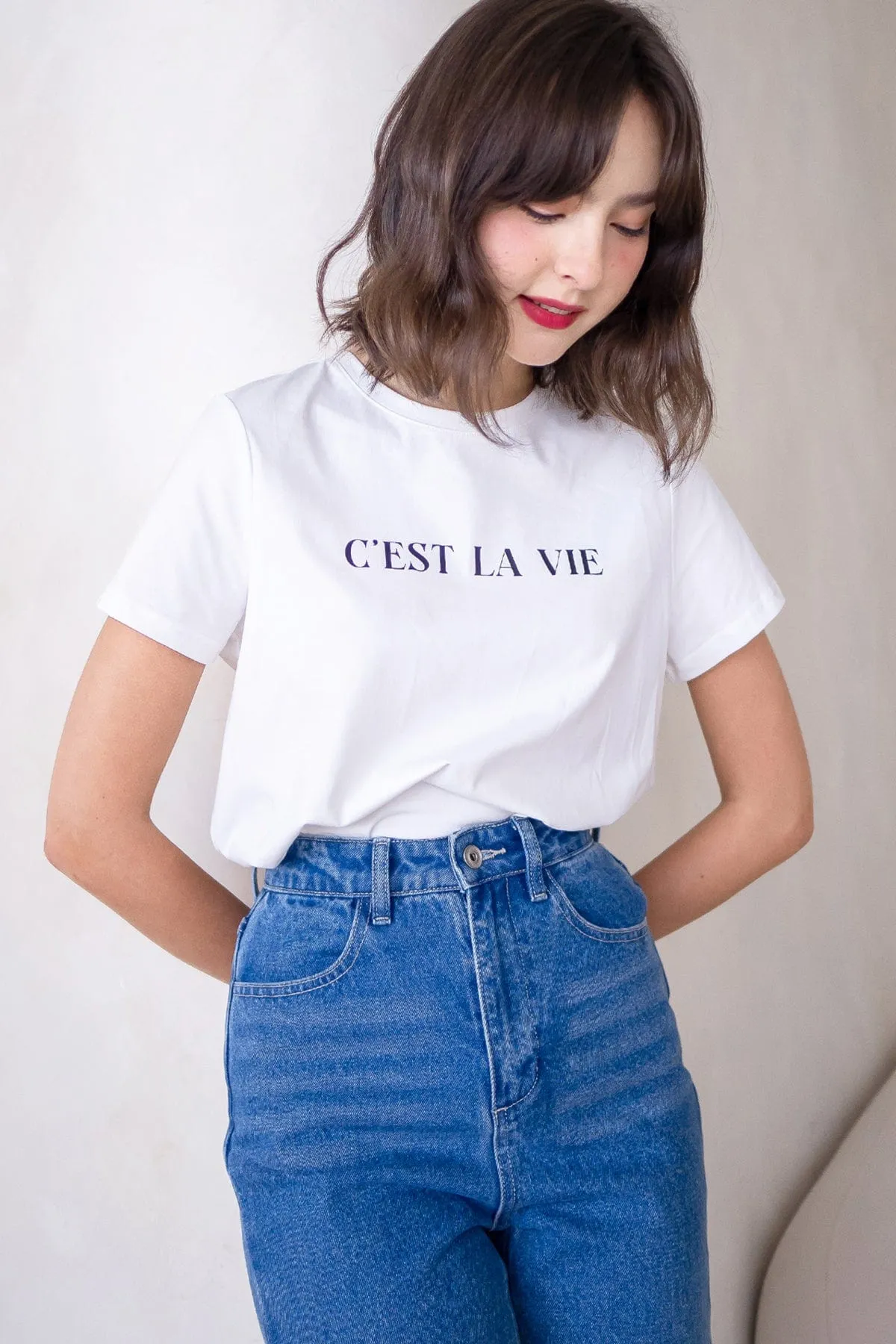 CEST LA VIE QUOTES TEE IN WHITE