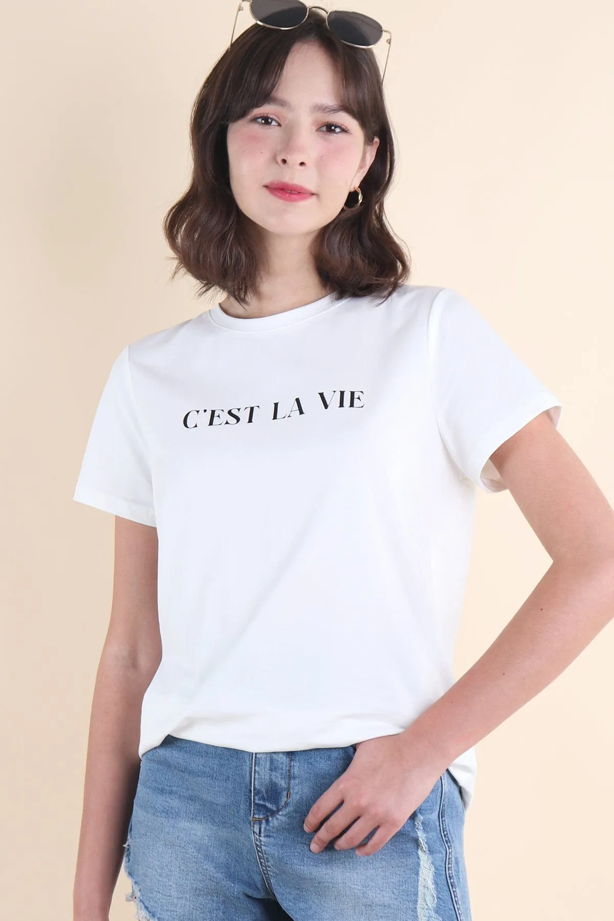 CEST LA VIE QUOTES TEE IN WHITE