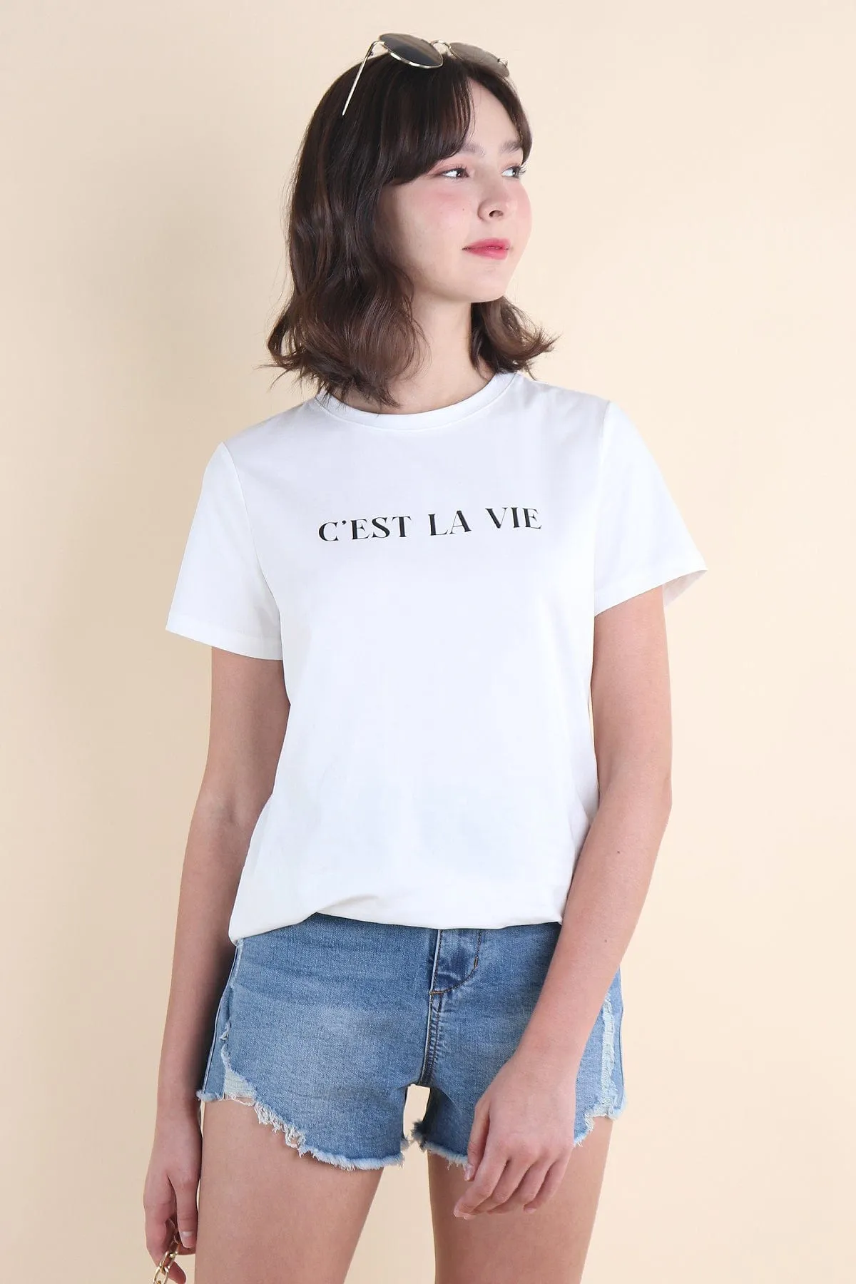 CEST LA VIE QUOTES TEE IN WHITE